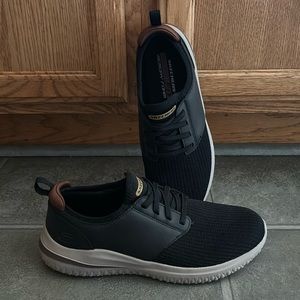 Sketchers Classic Fit Memory Foam size 9 slip on sneakers